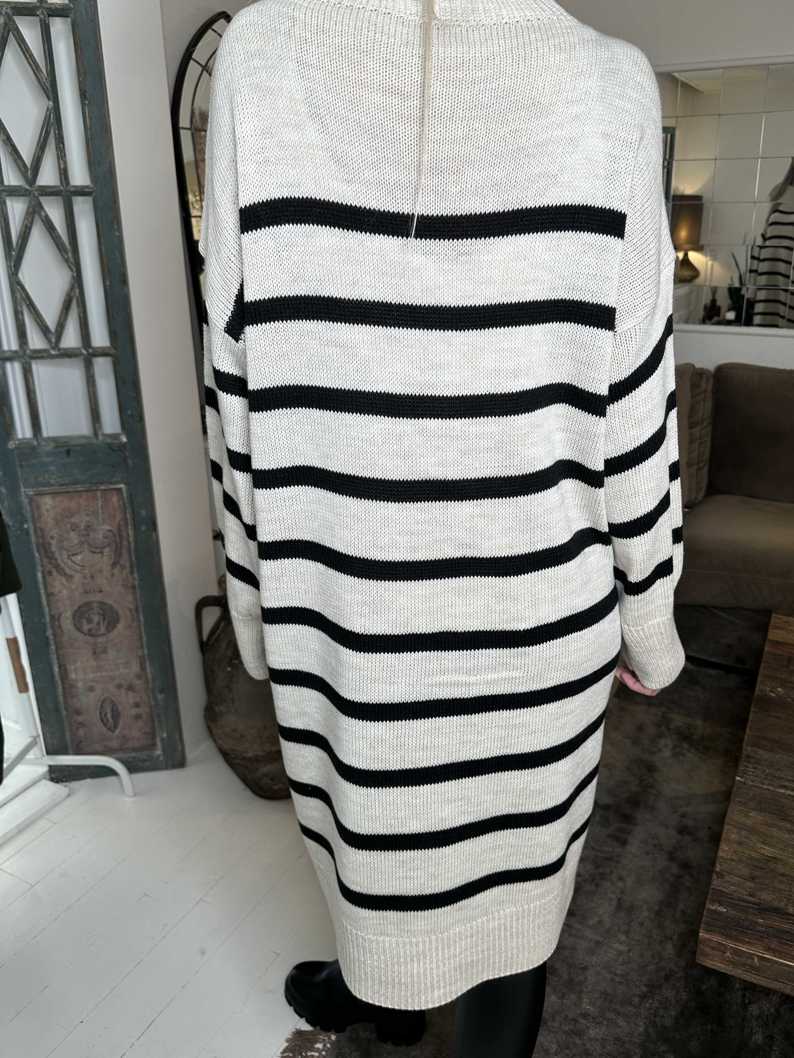 Ciara - Löst sittande stickad klänning med ränder